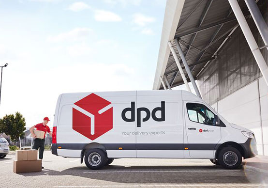 dpd-chauffeur-laadt-pakketten-uit