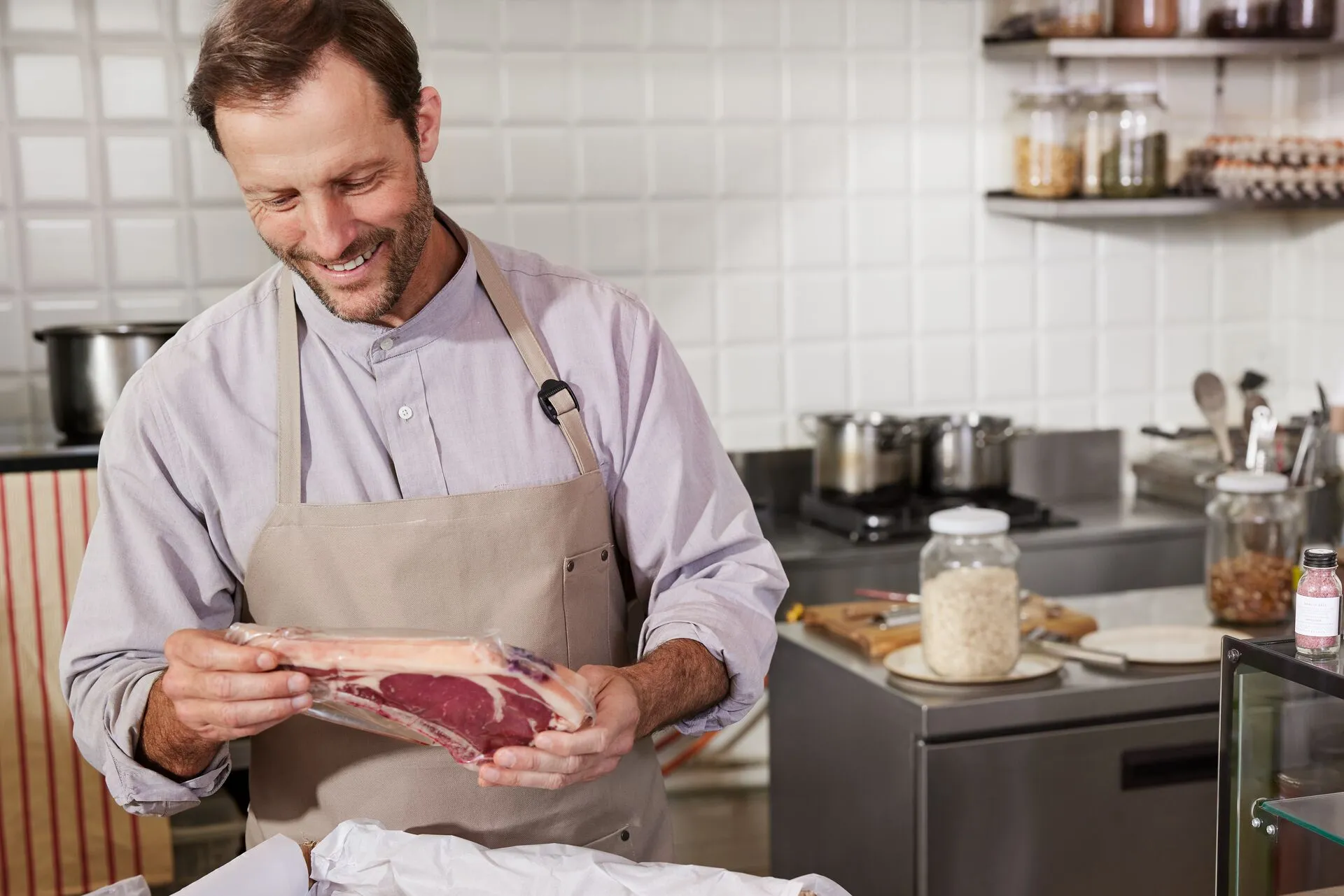 Chef bekijkt verse levering