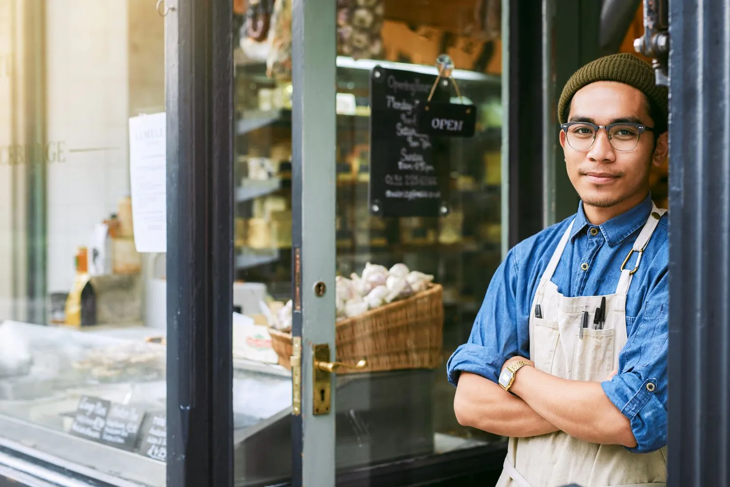 Artisanale producent bij zijn winkel