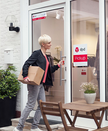 Frau mit Paket beim Pickup parcelshop