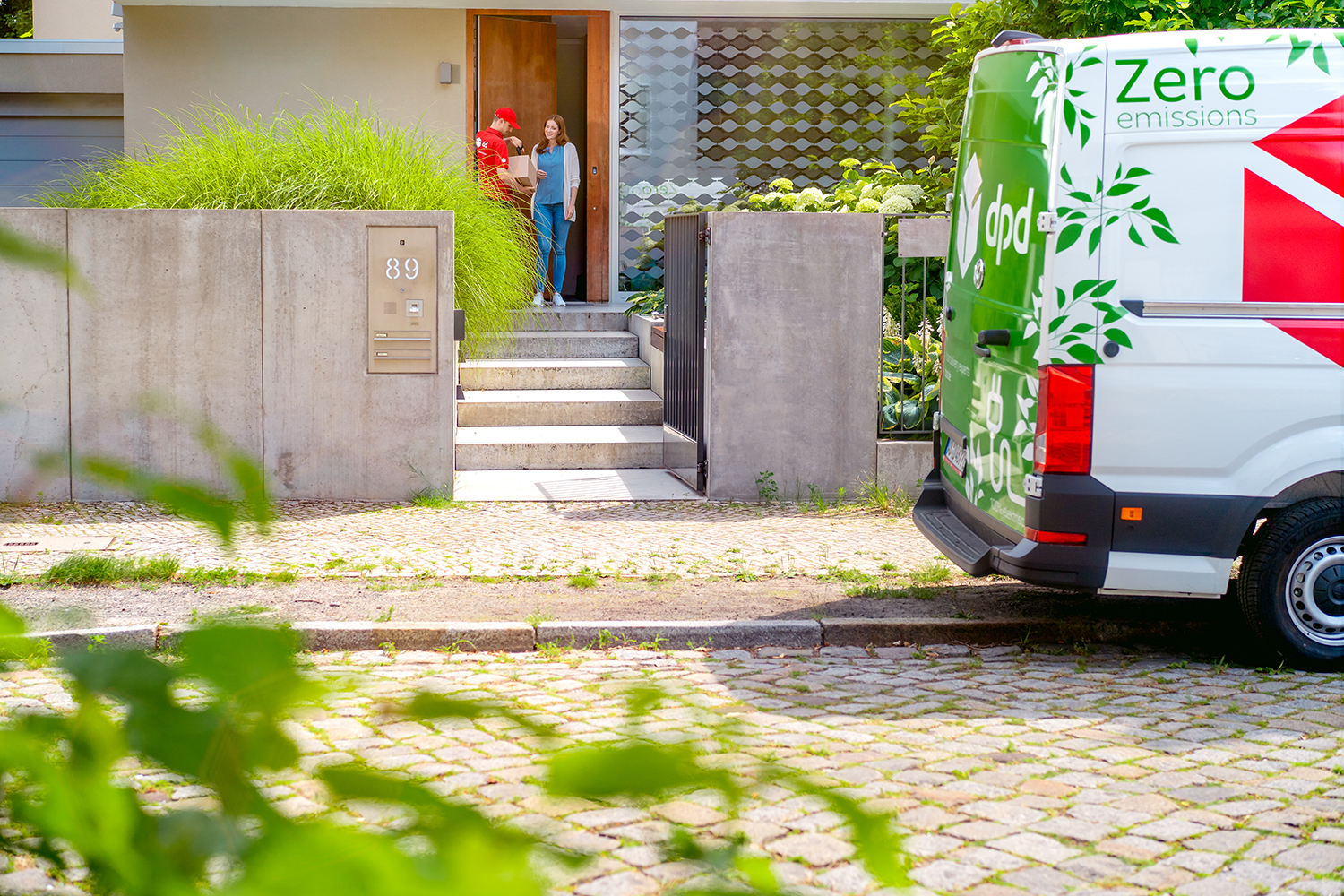 Lieferung an die Haustür mit einem E-Transporter