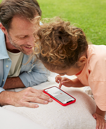 girl and dad checking smartphone parcel tracking