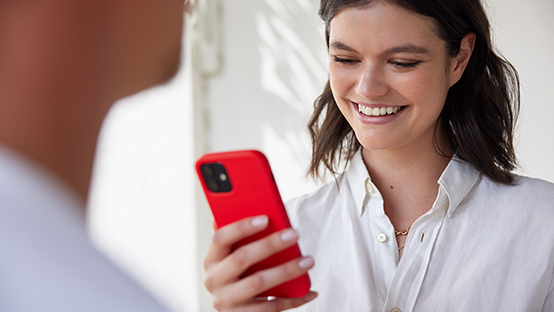 Frau schaut auf ihr Smartphone