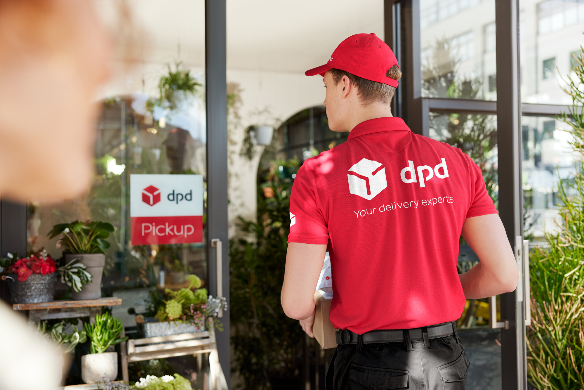 DPD Fahrer betritt einen Pickup Paketshop