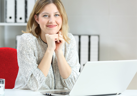 Lehrling Bürokauffra - Junge Frau im Büro vor einem Laptop