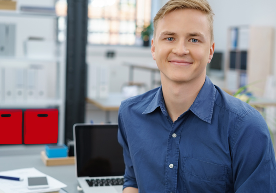 Lehrling Finanz- und Rechnugswesen Assistent - Junger mann in einem Büro