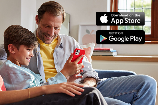 Vater und Sohn checken myDPD App auf dem Handy