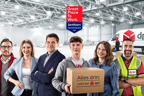 Unterschiedliche DPD Mitarbeiter stehen in einer Halle - "Greate Place To Work" Logo