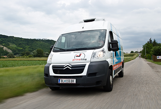primetime Transporter Fährt auf der Landstraße