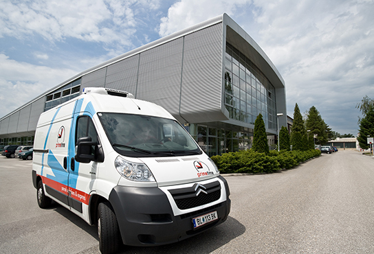 primetime Transporter vor Bürogebäude