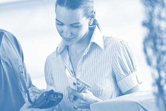 Frau bezahlt Nachnahme Paket