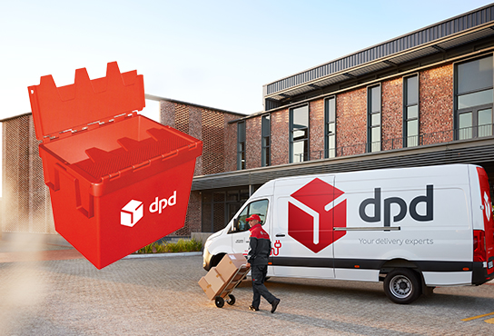 Fahrer mit Sackkarre bringt Pakete vom Transporter in ein Gebäude, Shuttlebox