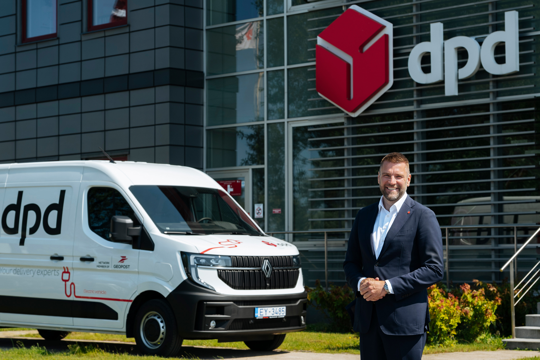 DPD Latvija valdes priekšsēdētājs Jānis Grants pie jaunā Renault elektrobusa