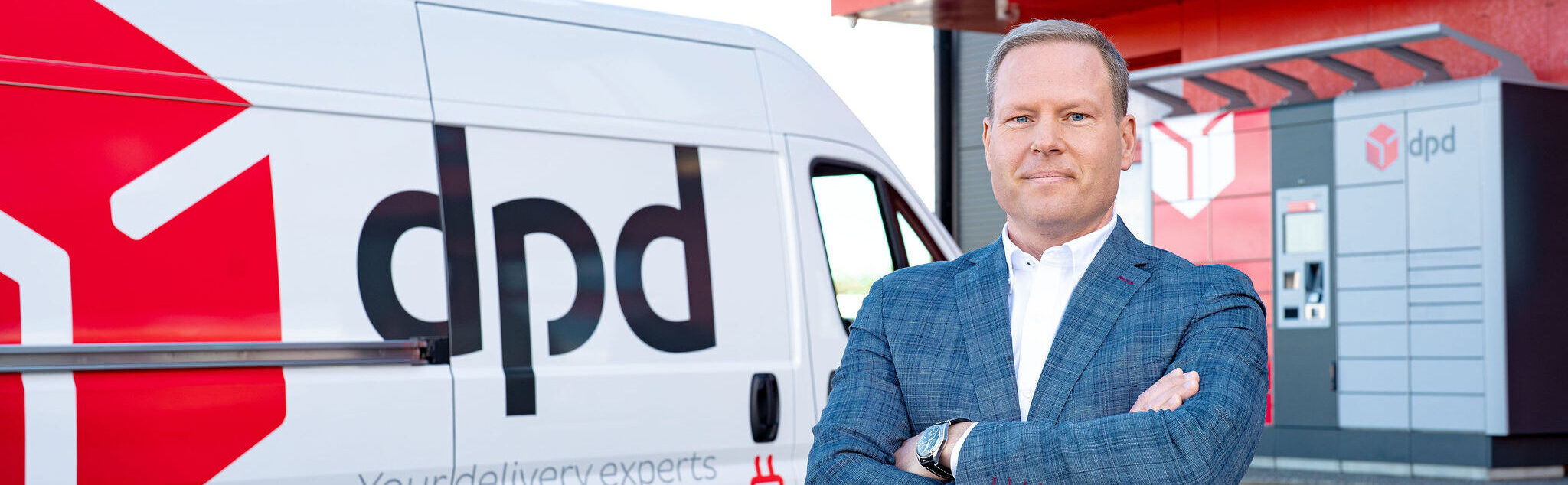 DPD Eesti müügi-ja turundusjuht Janek Kivimurd elektrikaubikuga ja DPD pakiautomaadiga.