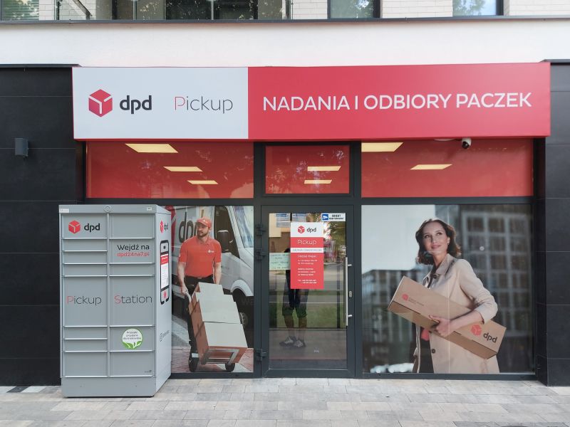 Punkt DPD Pickup z automatem paczkowym i oznaczeniami graficznymi firmy.