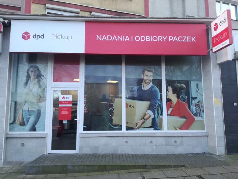 Punkt DPD Pickup: fasada budynku z oznaczeniami i grafikami.