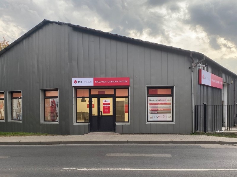 Punkt DPD Pickup: budynek z szarymi ścianami i szyldem "Nadania i odbiory paczek".