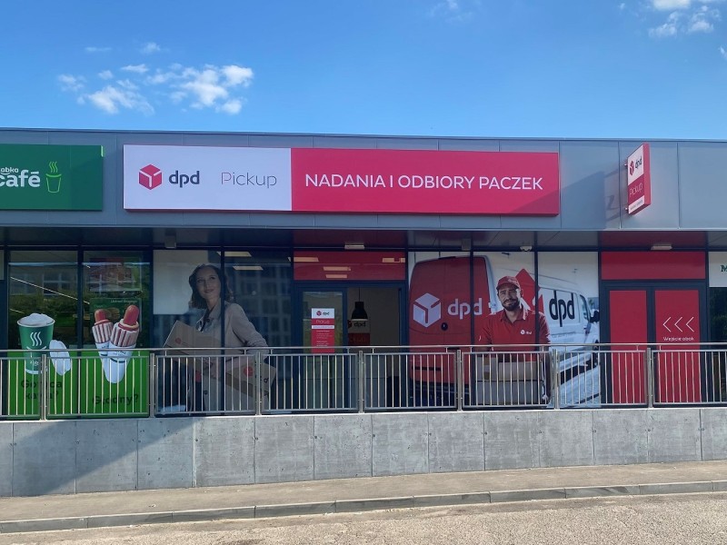 Punkt DPD Pickup: fasada budynku z napisem "Nadania i odbiory paczek".