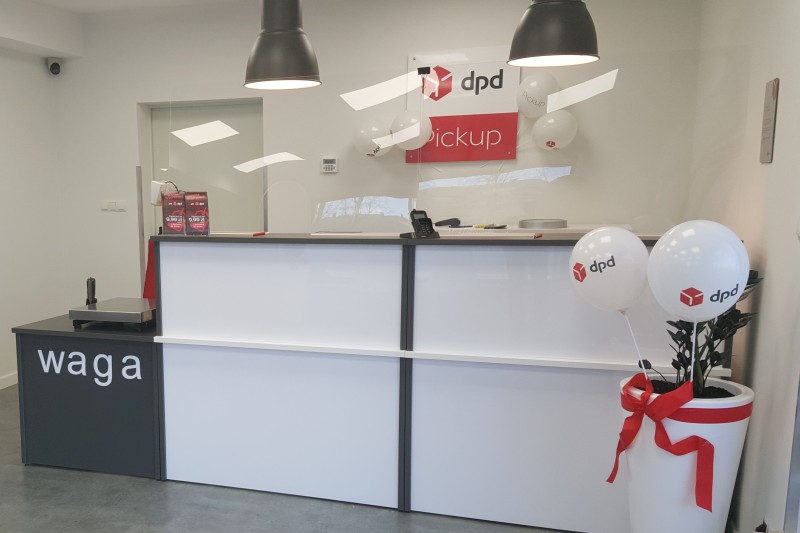 Punkt DPD Pickup: biała lada, balony z logo DPD i napis "waga".