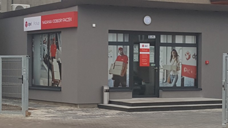 Punkt DPD Pickup: fasada budynku z oznaczeniami i grafikami.