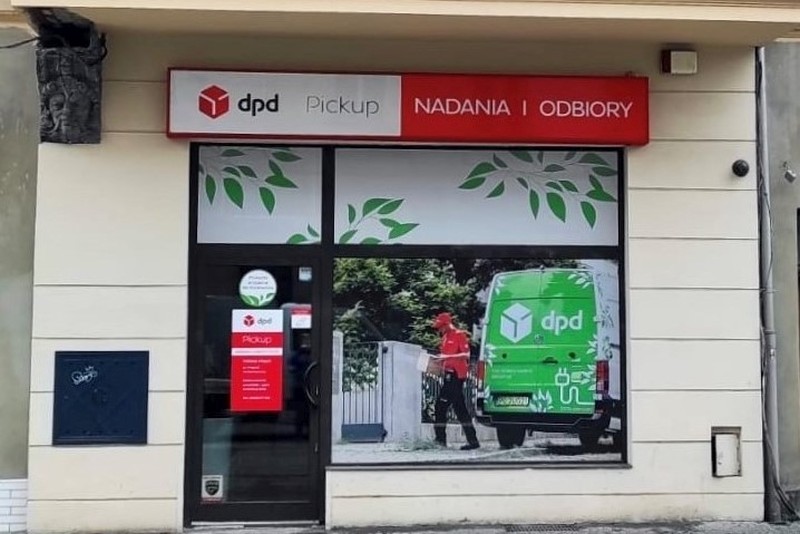 Punkt DPD Pickup: nadania i odbiory. W tle kurier i samochód DPD.