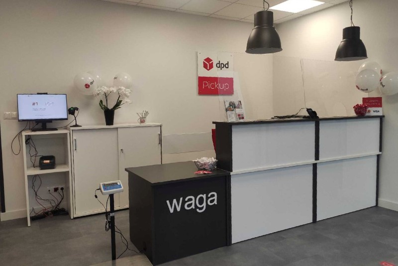 Punkt DPD Pickup: lada, waga, monitor i dekoracje.