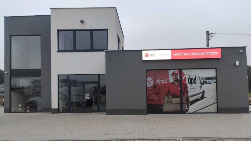 Budynek DPD Pickup z napisem "Nadania i odbiory paczek" i wizerunkiem kuriera.