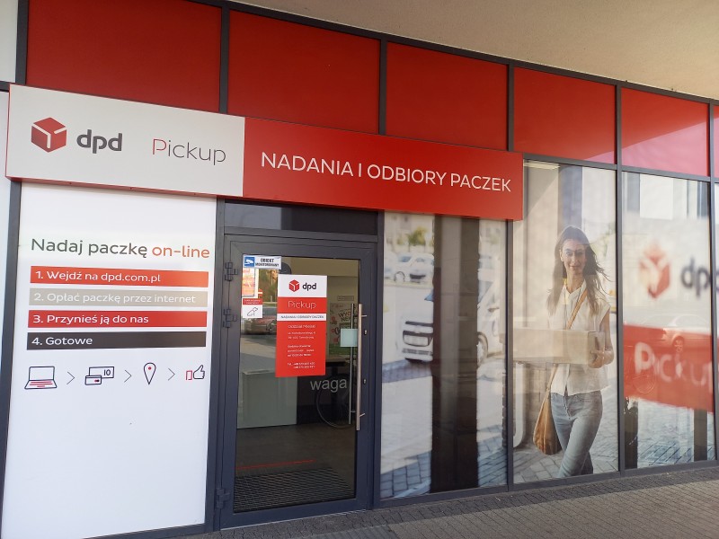 Punkt DPD Pickup: nadawanie i odbiór paczek. Fasada budynku.