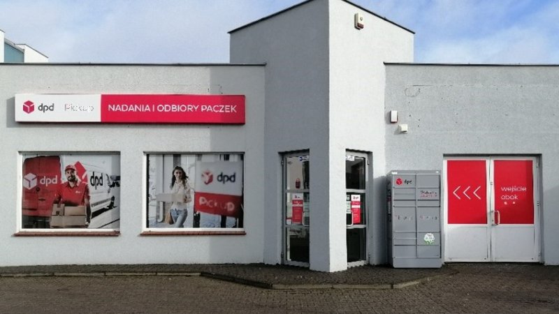 Punkt DPD Pickup z automatem paczkowym i wejściem obok.