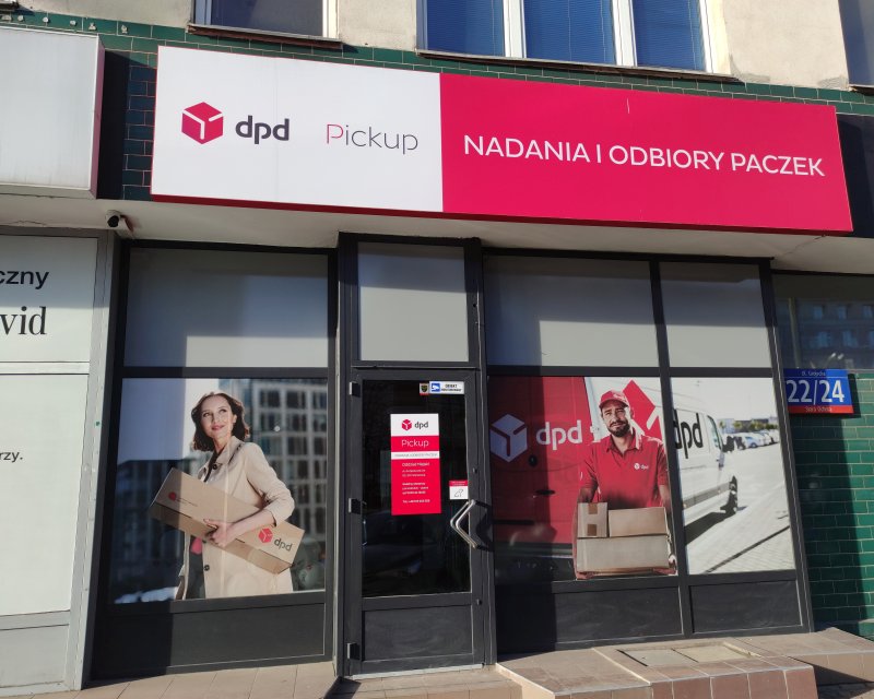 Punkt DPD Pickup: fasada z logo, napisem "Nadania i odbiory paczek".