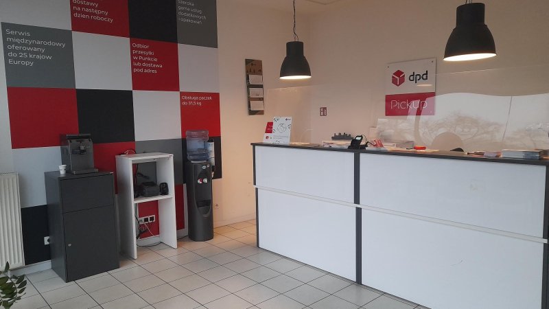 Punkt DPD: biała lada z logo DPD Pickup, ściana w kratkę, automat do kawy.
