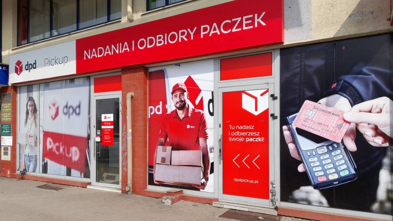 Punkt DPD Pickup: nadawanie i odbiór paczek. Kurier z paczkami. Płatność kartą.