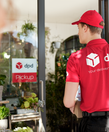 Kurier DPD z paczką w punkcie Pickup. Widoczne logo DPD na koszulce.