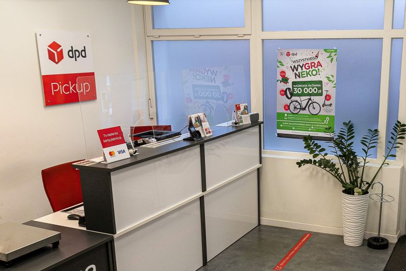 Punkt DPD Pickup: lada, logo, plakat z loterią "Wygraj wszystko".
