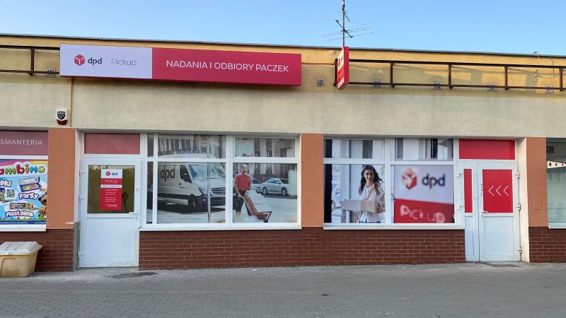 Punkt DPD Pickup: fasada budynku z oznaczeniami i witrynami.