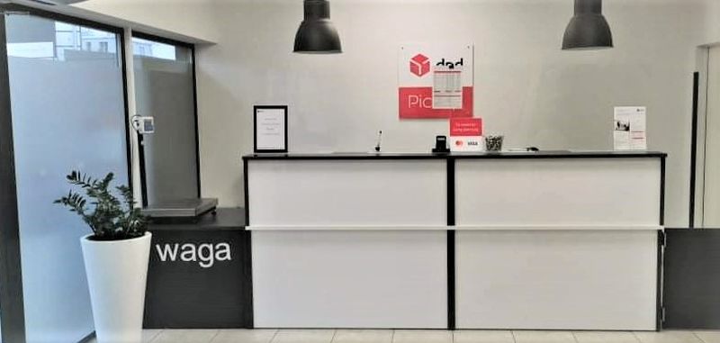 Punkt DPD PickUp: biała lada, logo DPD, waga paczek.