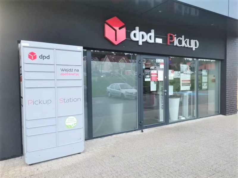 Automat paczkowy DPD Pickup Station przed punktem odbioru DPD Pickup.