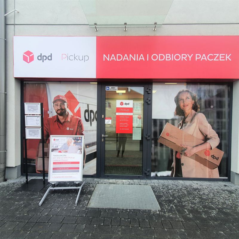 Punkt DPD Pickup: fasada budynku z oznaczeniami i plakatem informacyjnym.