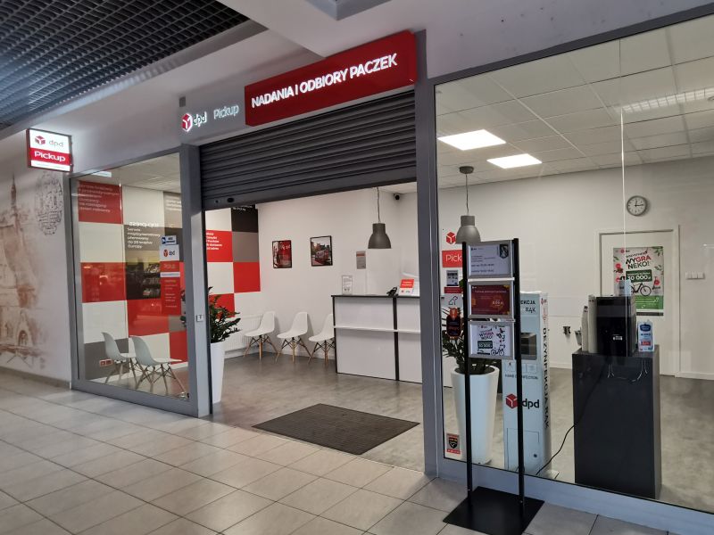 Punkt DPD Pickup w centrum handlowym, widok z zewnątrz.