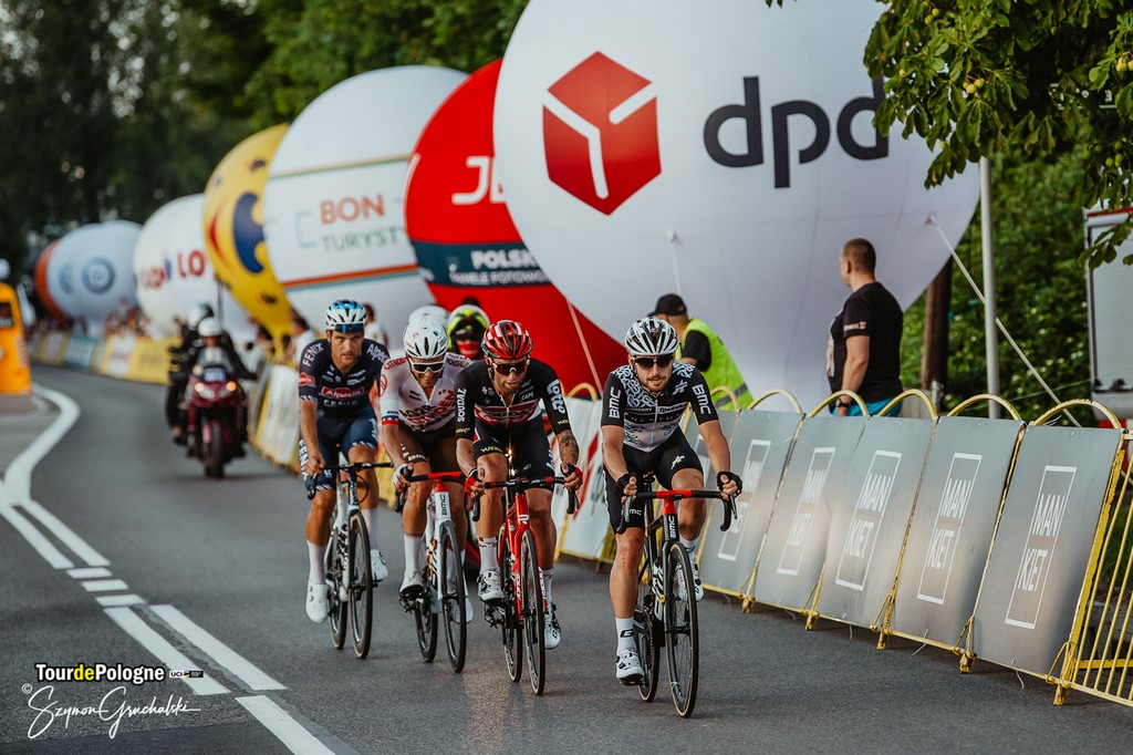 Kolarze podczas wyścigu Tour de Pologne, w tle balony z logo DPD.
