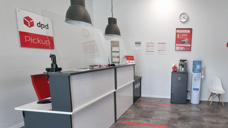 Punkt DPD Pickup: lada z logo, dystanse społeczne, automat z wodą.