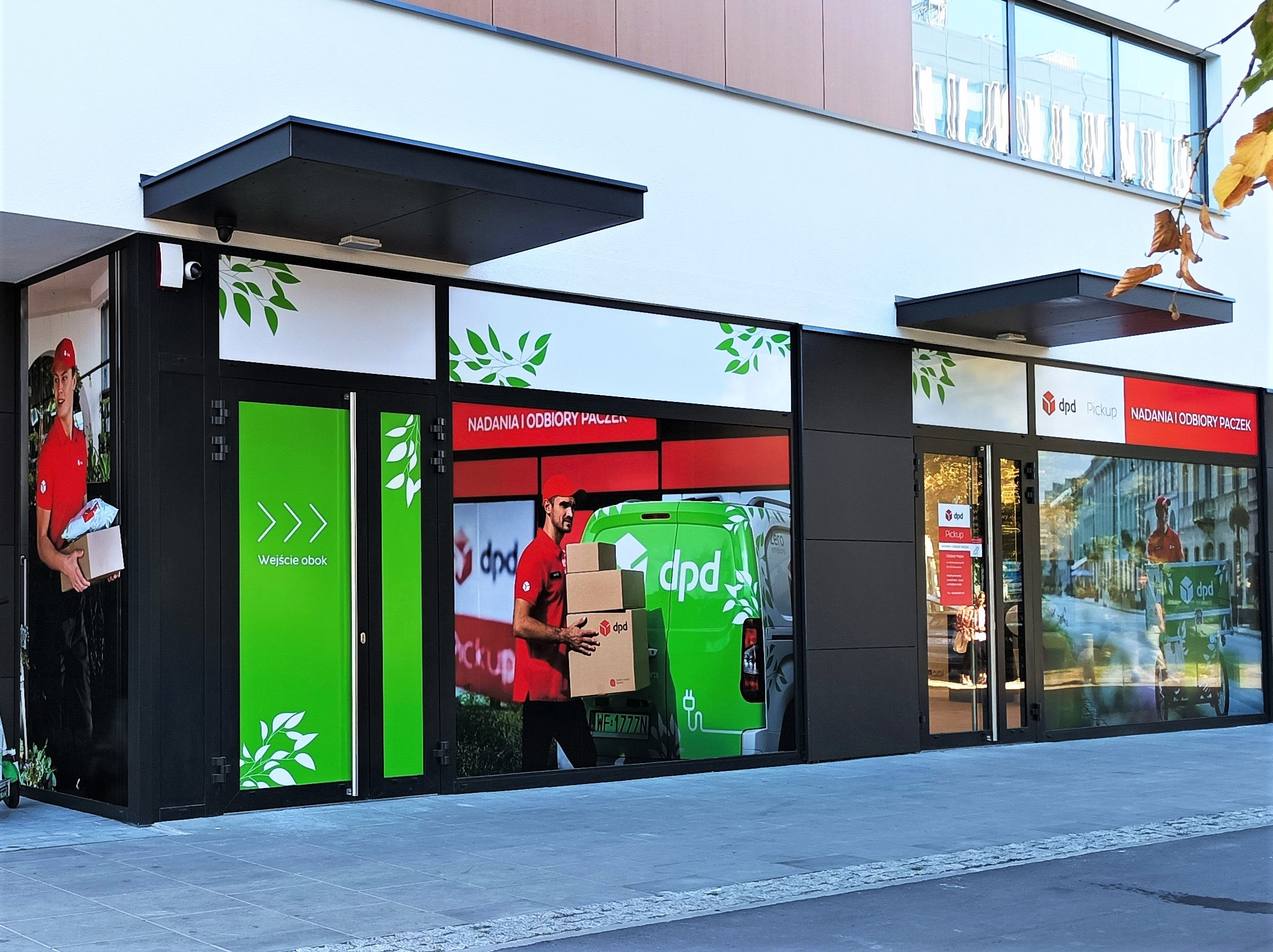 Punkt DPD Pickup: kurier z paczkami, zielony samochód dostawczy DPD.