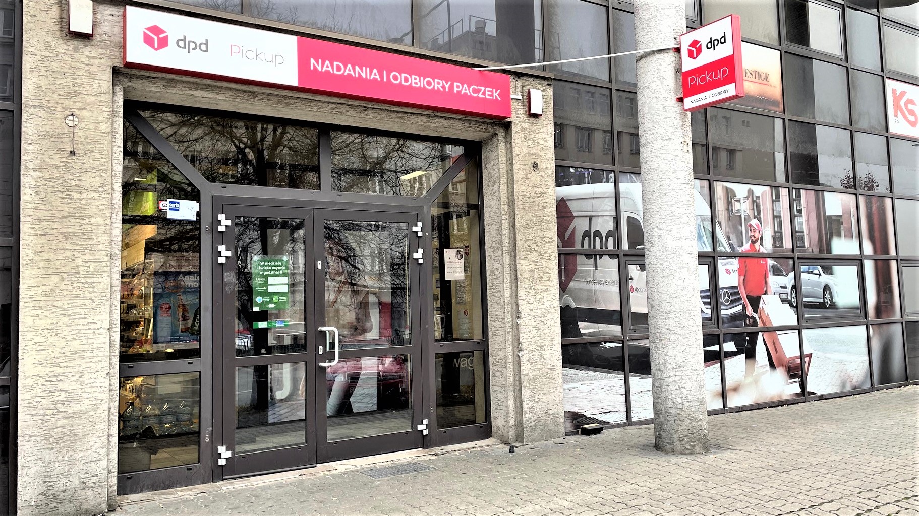 Punkt DPD Pickup: wejście do lokalu z oznaczeniami firmy. Nadawanie i odbiór paczek.