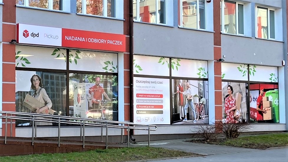 Punkt DPD Pickup: nadawanie i odbiór paczek. Oklejone witryny z hasłem "Oszczędzaj swój czas!".