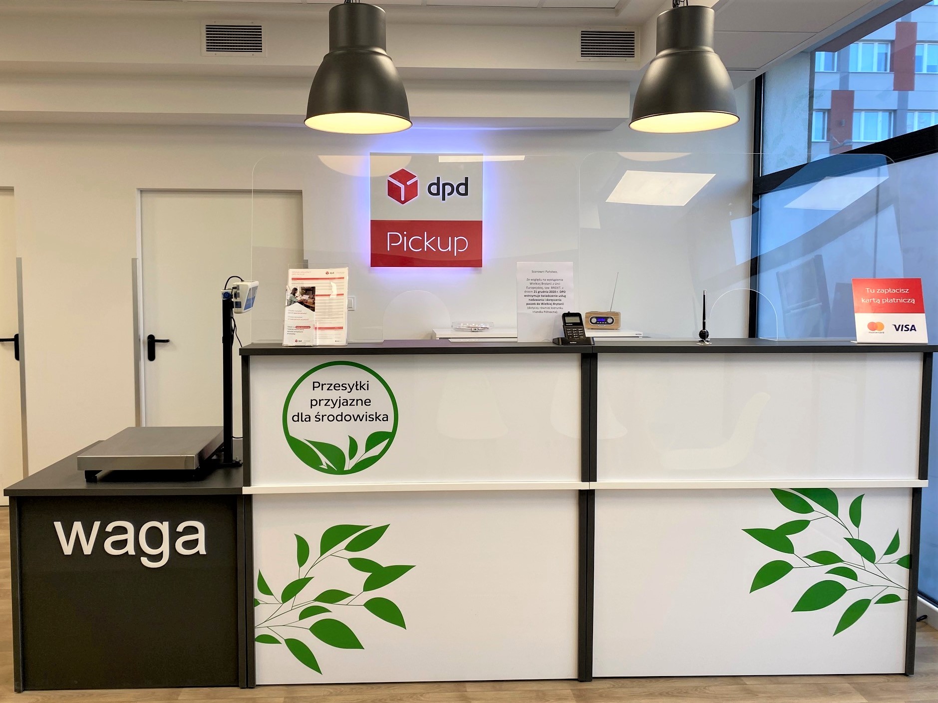 Punkt DPD Pickup: waga paczek, logo DPD, informacja o płatności kartą.