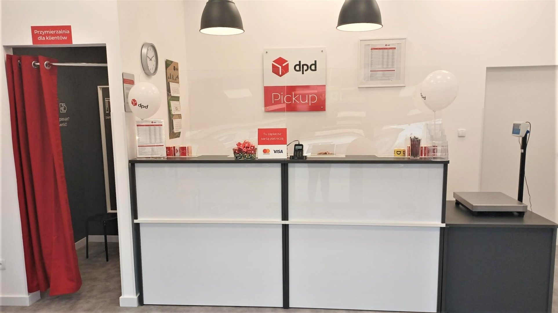 Punkt DPD Pickup: lada obsługi klienta, w tle przymierzalnia.