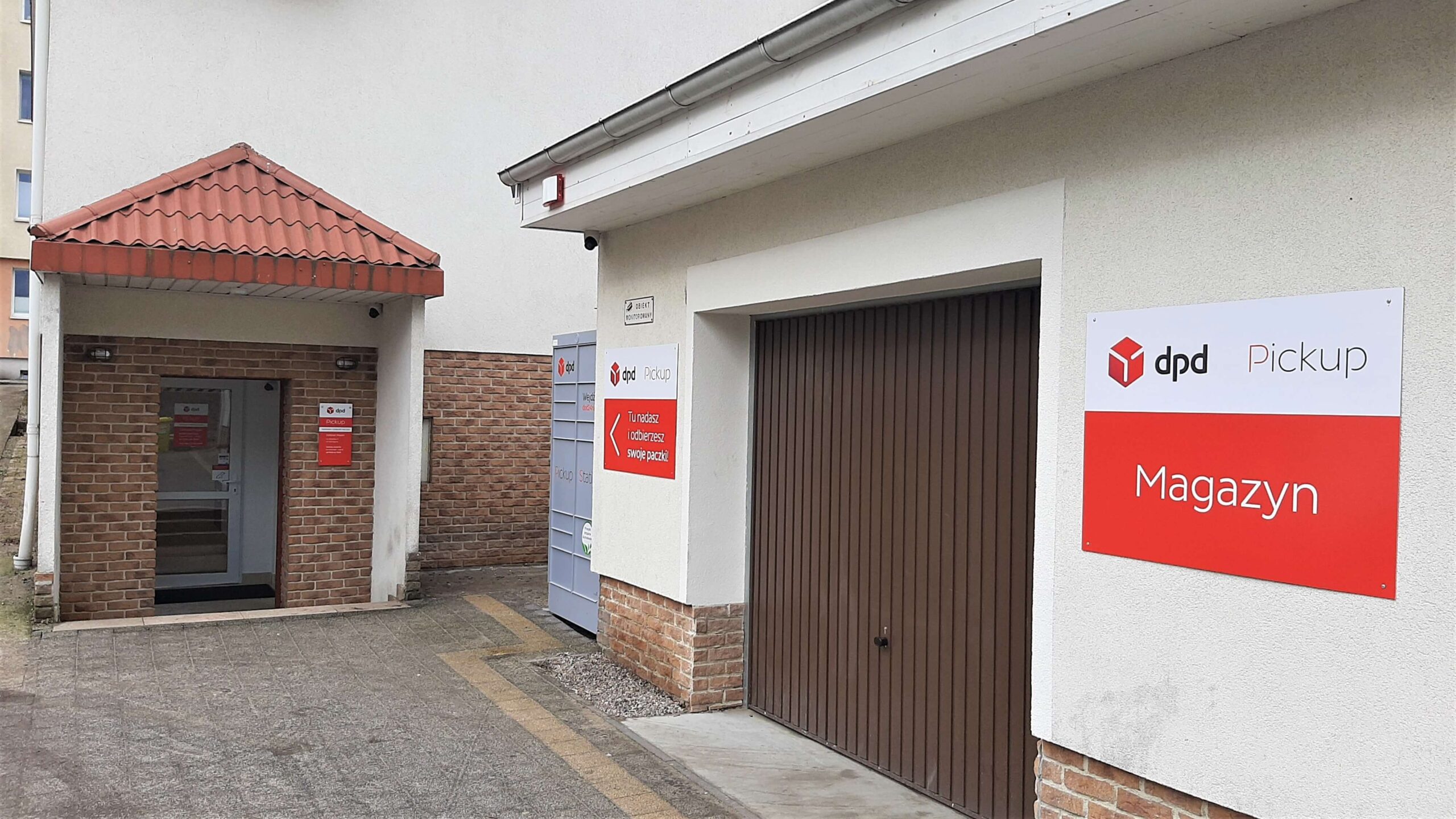 Punkt DPD Pickup: wejście, magazyn i automat paczkowy.