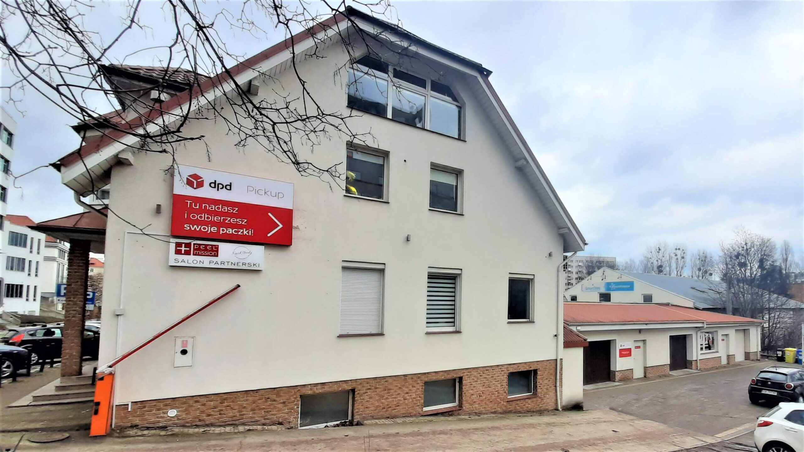 Punkt DPD Pickup w salonie partnerskim. Budynek z oznaczeniami DPD.