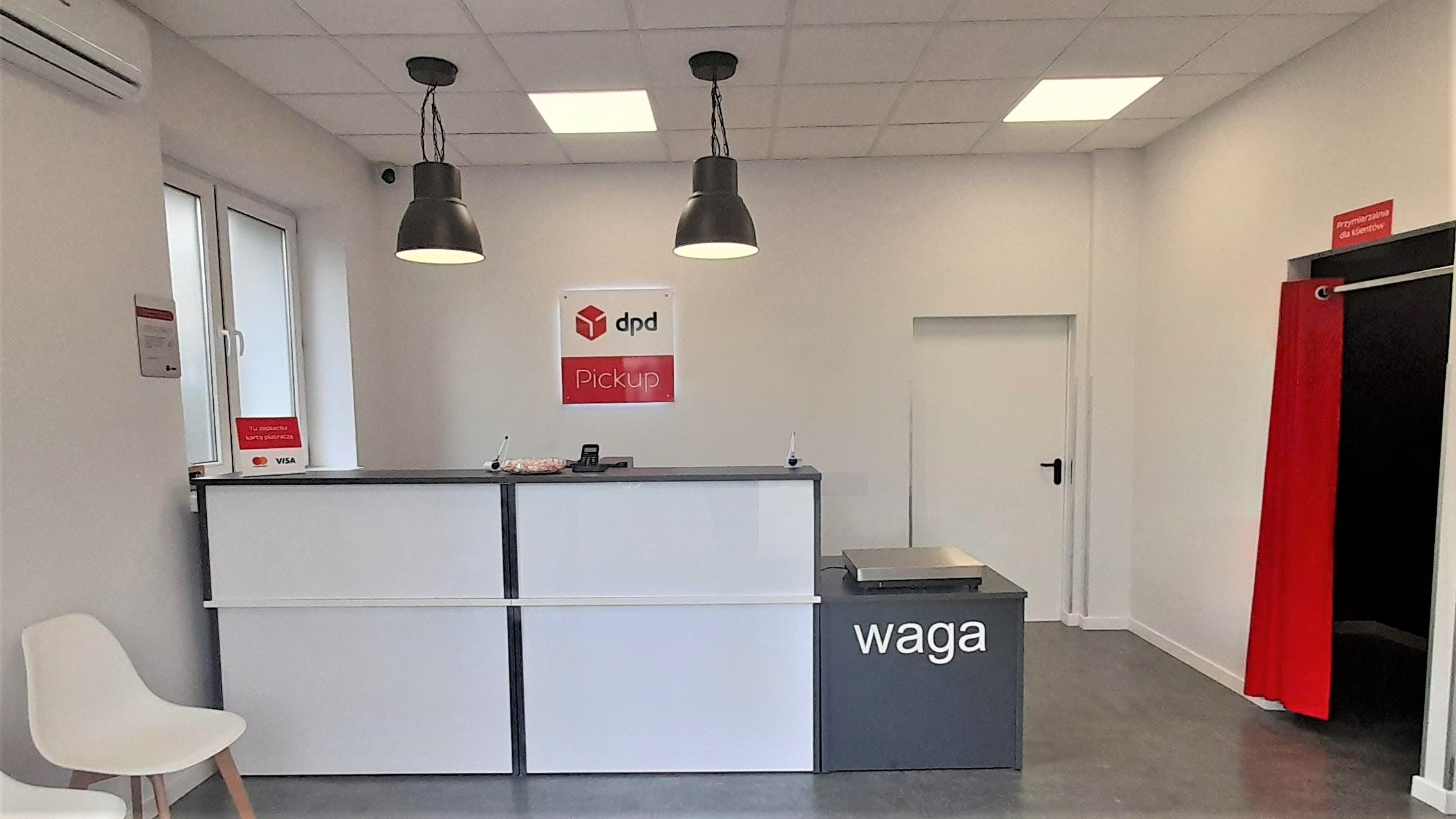 Punkt DPD Pickup: lada, waga paczek, przymierzalnia dla klientów.