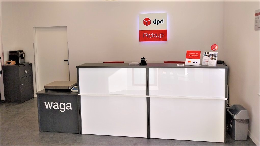 Punkt DPD Pickup: lada obsługi klienta z logo DPD i oznaczeniem płatności kartą.